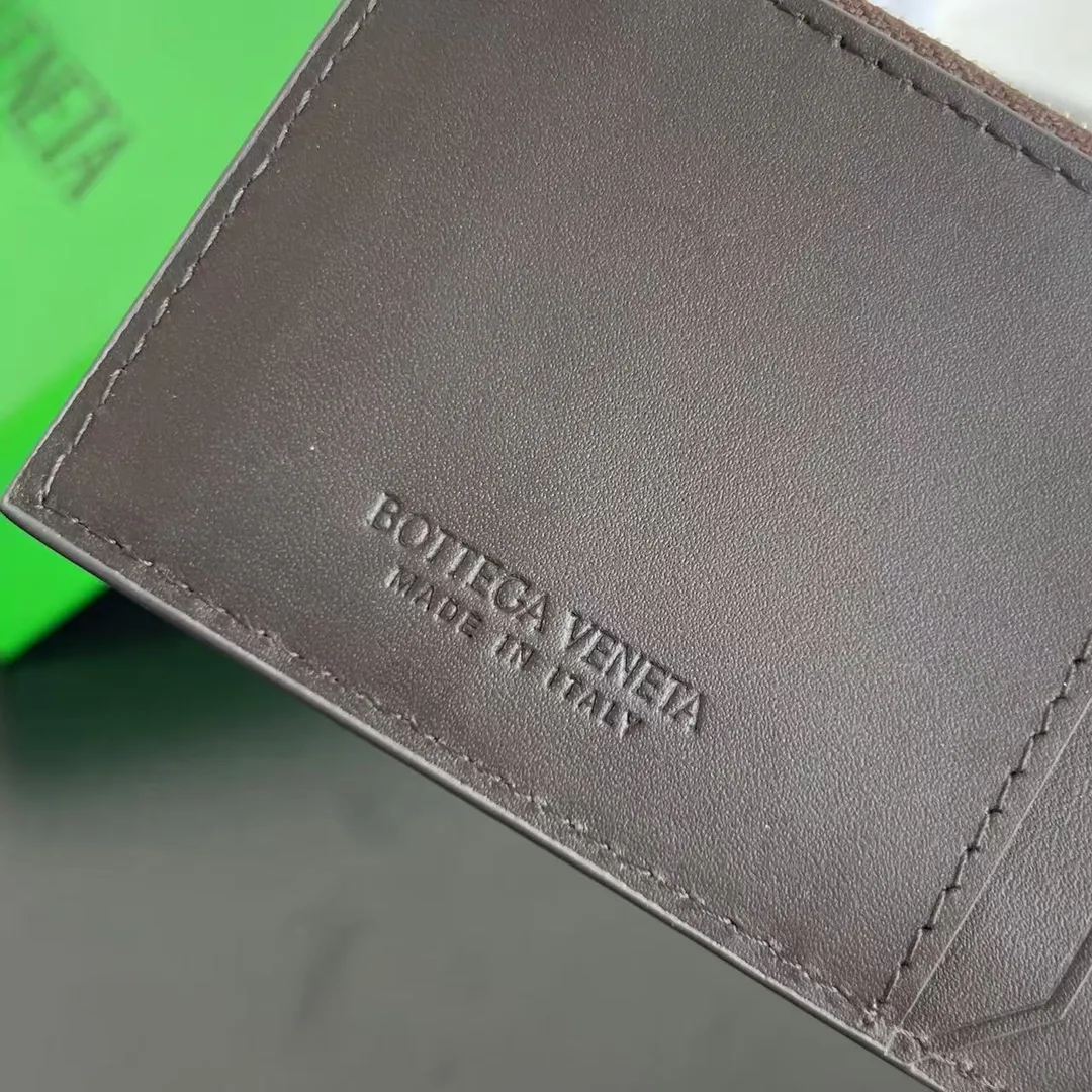 BV’s new 805827 vertical zipper card holder 🎈 The classic small woven work that I miss 0.7 is back. It’s really very design-friendly. The calfskin texture is high-end. It’s carefully designed with five card slots and a central compartment. You can also put cash in for daily use. You deserve to have such an thoughtful design. Size: 12*7*0.5 layers cm P540